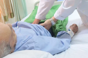 Cụ ông Đ. 102 tuổi được các bác sĩ chăm sóc, sau khi đặt stent thành công
