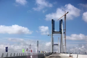  Cầu Cao Lãnh bắc qua sông Tiền sắp hoàn thành