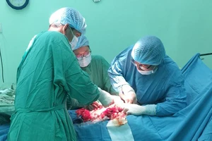 Phẫu thuật thành công khối u xơ tử cung nặng gần 6kg