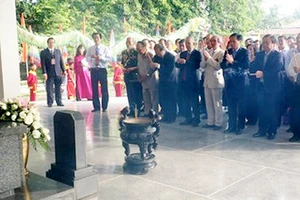 Các đại biểu thắp hương tưởng nhớ Cụ Phó bảng Nguyễn Sinh Sắc
