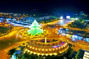 Cây thông hoành tráng ở khu đô thị Phú Cường phục vụ du khách dịp Noel