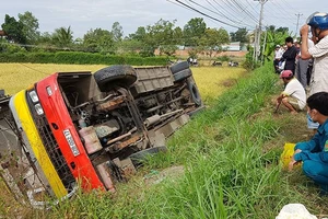 Xe buýt lao xuống ruộng, 1 người chết, khoảng 20 người bị thương