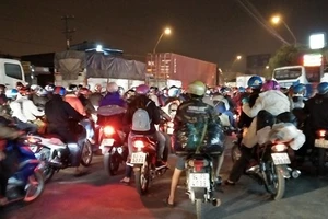 Kẹt xe nghiêm trọng vào tối 11- 2 đoạn qua địa bàn Tiền Giang 