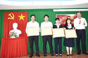 Ông Lưu Hoàng Tân - Giám đốc công ty trao bằng khen cho các cá nhân và tập thể hoàn thành xuất sắc nhiệm vụ