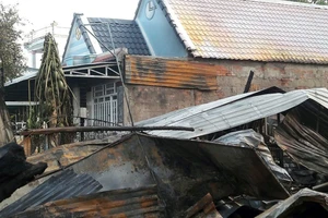 Ba căn nhà bị thiêu rụi sau vụ cháy