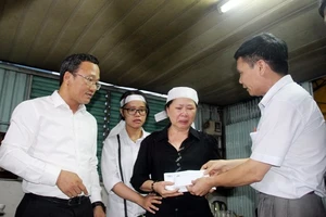 Ngành chức năng đến chia buồn và hỗ trợ cho gia đình nạn nhân Nguyễn Văn Dũng - bị tai nạn đường thủy tử vong