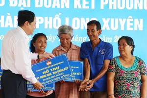 Chủ tịch Trung ương MTTQ Việt Nam tặng quà và hỗ trợ nhà cho người nghèo ở An Giang