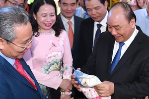 Thủ tướng Nguyễn Xuân Phúc cùng các đại biểu dự hội nghị xúc tiến đầu tư An Giang. Ảnh: VGP 