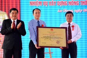 Thứ trưởng Bộ NN-PTNT Trần Thanh Nam trao bằng công nhận TP Châu Đốc hoàn thành xây dựng NTM