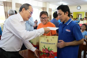 Bí thư Thành ủy TPHCM Nguyễn Thiện Nhân thăm, tặng quà tết ở Trà Vinh 
