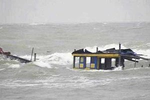 Cứu thành công 8 ngư dân gặp nạn trên biển Bến Tre