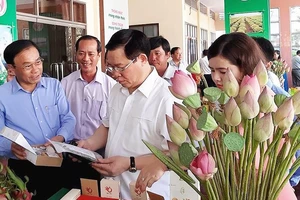 Phó Thủ tướng Vương Đình Huệ xem các sản phẩm