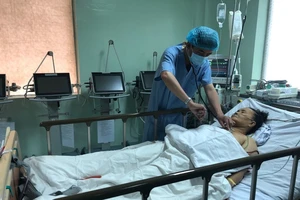 Bác sĩ chăm sóc cho bệnh nhân sau khi được phẫu thuật 