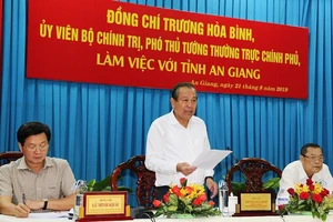 Phó Thủ tướng Trương Hòa Bình khảo sát tình hình sạt lở Quốc lộ 91