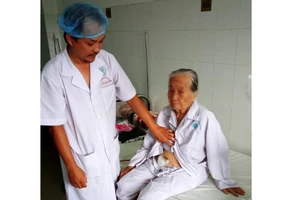 Phẫu thuật thành công cho bà cụ 84 tuổi bị sỏi bàng quang, hiếm gặp