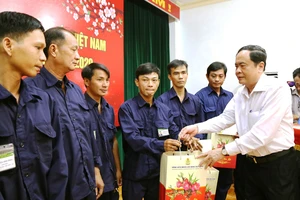 Chủ tịch Trần Thanh Mẫn tặng quà Tết cho công nhân lao động và người nghèo ở An Giang