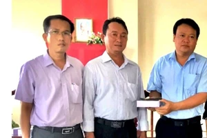 Một cá nhân ủng hộ 200 triệu đồng cho huyện Cầu Ngang phòng, chống dịch Covid-19