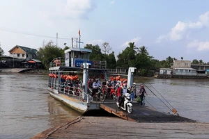 Cần Thơ cho phép nhiều bến đò ngang sông hoạt động trở lại phục vụ mua nhu yếu phẩm...