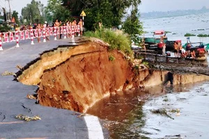 Sáng nay 27-5, một đoạn Quốc lộ 91 ở An Giang bị sụp xuống sông Hậu