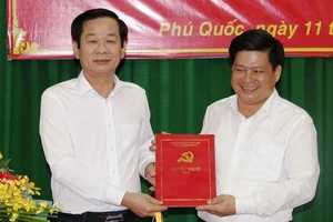 Đồng chí Tống Phước Trường (bìa phải) được phân công giữ chức Bí thư Huyện ủy Phú Quốc, tỉnh Kiên Giang 