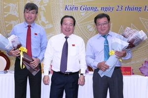 Ông Nguyễn Lưu Trung (bìa trái), vừa dược bầu giữ chức Phó Chủ tịch UBND tỉnh Kiên Giang nhiệm kỳ 2016- 20