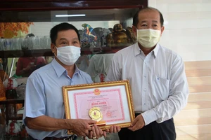 Khen thưởng người báo tin Covid-19 ở khu vực biên giới tỉnh Đồng Tháp