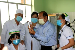 Lãnh đạo UBND tỉnh Đồng Tháp kiểm tra buổi tiêm vaccine