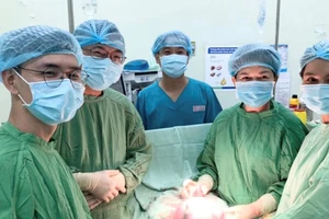 Phẫu thuật lấy thai thành công, cắt khối u buồng trứng nặng 4kg cho một sản phụ