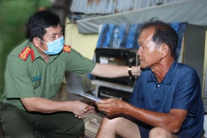 Đại tá Đinh Văn Nơi, Giám đốc Công an tỉnh An Giang đến thăm, động viên, hỗ trợ các gia đình bị cháy nhà ở TP Long Xuyên