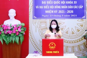 Phó Chủ tịch nước Võ Thị Ánh Xuân bỏ phiếu bầu cử ở An Giang