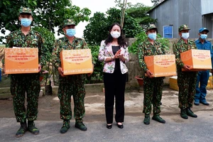 Phó Chủ tịch nước Võ Thị Ánh Xuân thăm lực lượng phòng chống dịch Covid-19 ở biên giới An Giang 