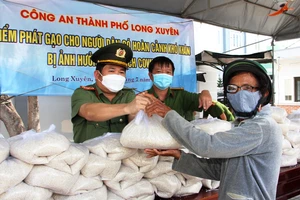 Công an tỉnh An Giang tặng 110 tấn gạo cho người nghèo khó
