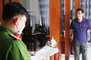 Cơ quan công an đọc lệnh bắt bị can để tạm giam đối với Bùi Quốc Việt