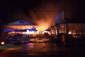 Cháy hoàn toàn nhà lồng chợ trong đêm ở Vĩnh Long