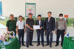 Kiên Giang tặng 300 triệu đồng giúp kiều bào ở Campuchia đón tết