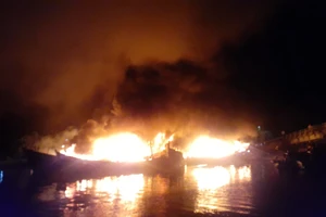Cháy tàu cá ở cảng Ba Hòn