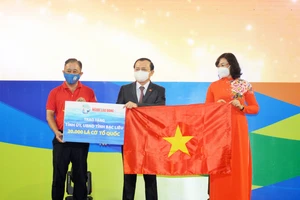 Thêm 20.000 lá cờ Tổ quốc được trao cho ngư dân Bạc Liêu