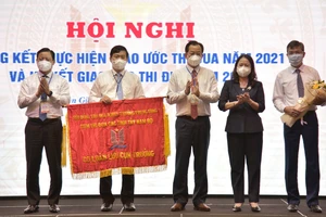 Đại diện lãnh đạo tỉnh Kiên Giang trao cờ cụm trưởng cho lãnh đạo tỉnh Đồng Tháp. Ảnh: QUỐC BÌNH