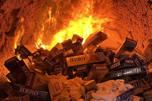 An Giang tiêu hủy hơn 960.000 bao thuốc lá lậu