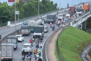Nhiều người dân ĐBSCL trở lại TPHCM sớm 1 ngày, giao thông ngày cuối kỳ nghỉ lễ “hạ nhiệt“