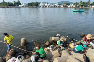 Lan tỏa hành động đẹp của nhóm tình nguyện “Phú Quốc sạch và xanh” 