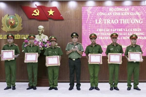 Lãnh đạo Công an tỉnh Kiên Giang trao bằng khen cho các tập thể và cá nhân 
