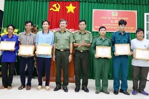 Khen thưởng 6 người dân cứu 40 người vượt sông trốn khỏi Casino ở Campuchia