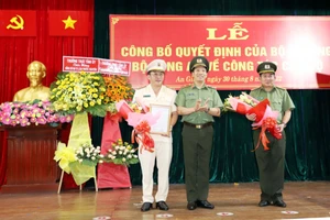 Thứ trưởng Lê Văn Tuyến tặng hoa chúc mừng Đại tá Đinh Văn Nơi và Đại tá Lâm Phước Nguyên