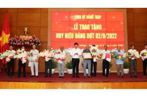 Đồng Tháp trao tặng Huy hiệu Đảng cho 271 đảng viên