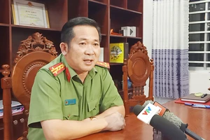 Đại tá Đinh Văn Nơi trả lời phỏng vấn báo chí tối 22-8. Ảnh: QUỐC BÌNH