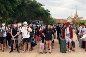 67 công dân Việt Nam trở về nước sau khi được giải cứu khỏi công ty K99 Group ở tỉnh Preah Sihanouk. Ảnh: QUỐC BÌNH
