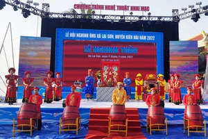 Biểu diễn trống hội khai mạc Lễ hội Nghinh Ông Kiên Hải năm 2022. Ảnh: QUỐC BÌNH.