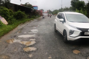 Quốc lộ 80 đoạn qua tỉnh Kiên Giang liên tục hư hỏng, xuống cấp. Ảnh: QUỐC BÌNH.