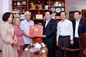 Chủ tịch Quốc hội Vương Đình Huệ thăm, chúc tết tại tỉnh An Giang